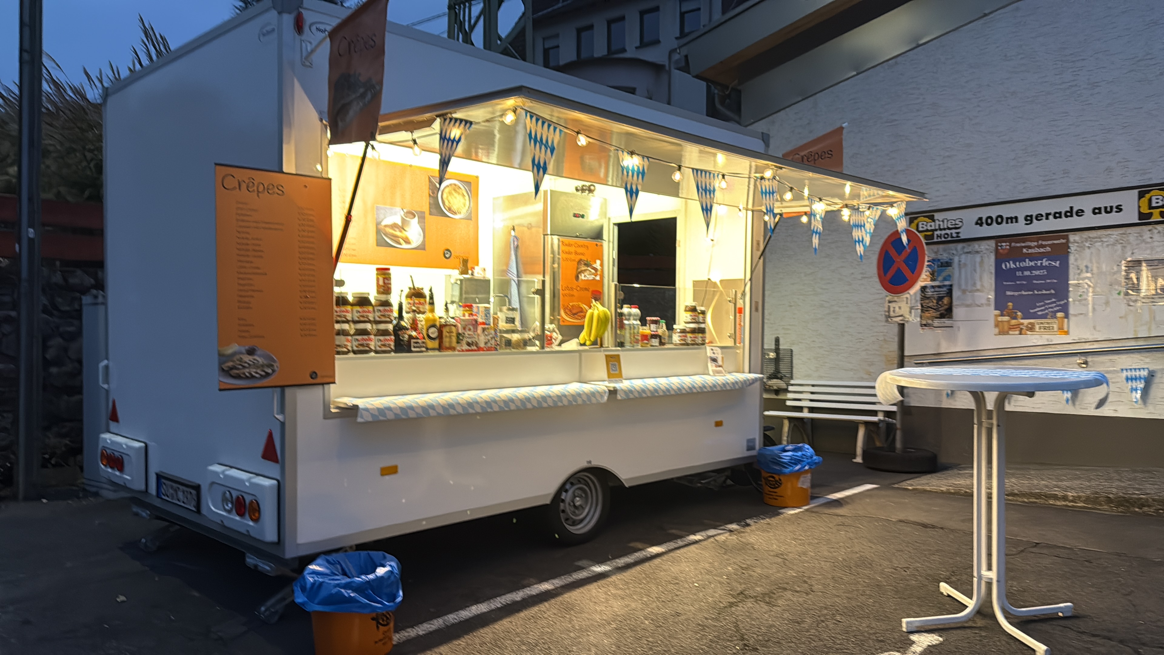 Crêperie bei Nacht mit Lichterketten