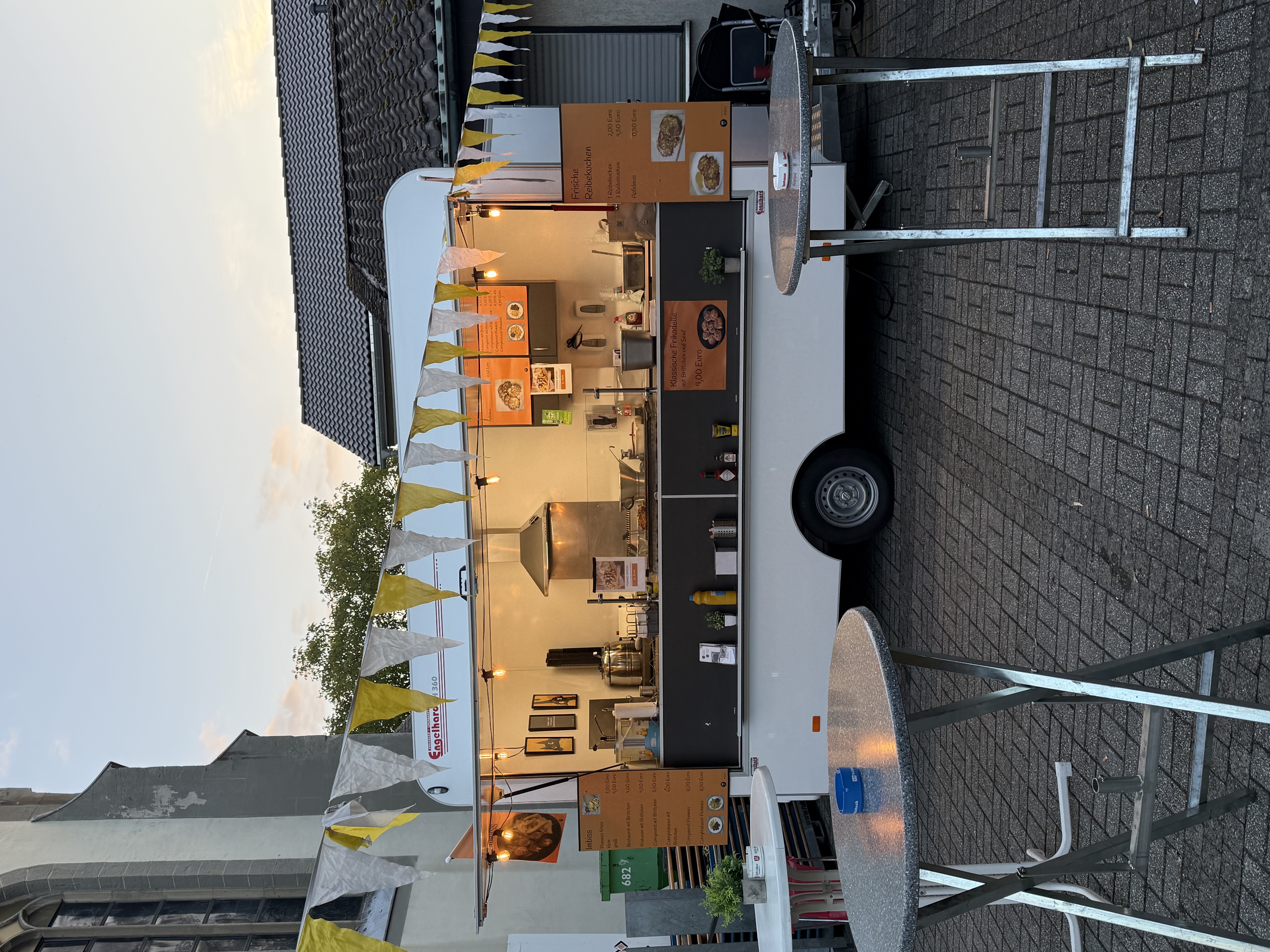 Imbisswagen mit Wimpelkette