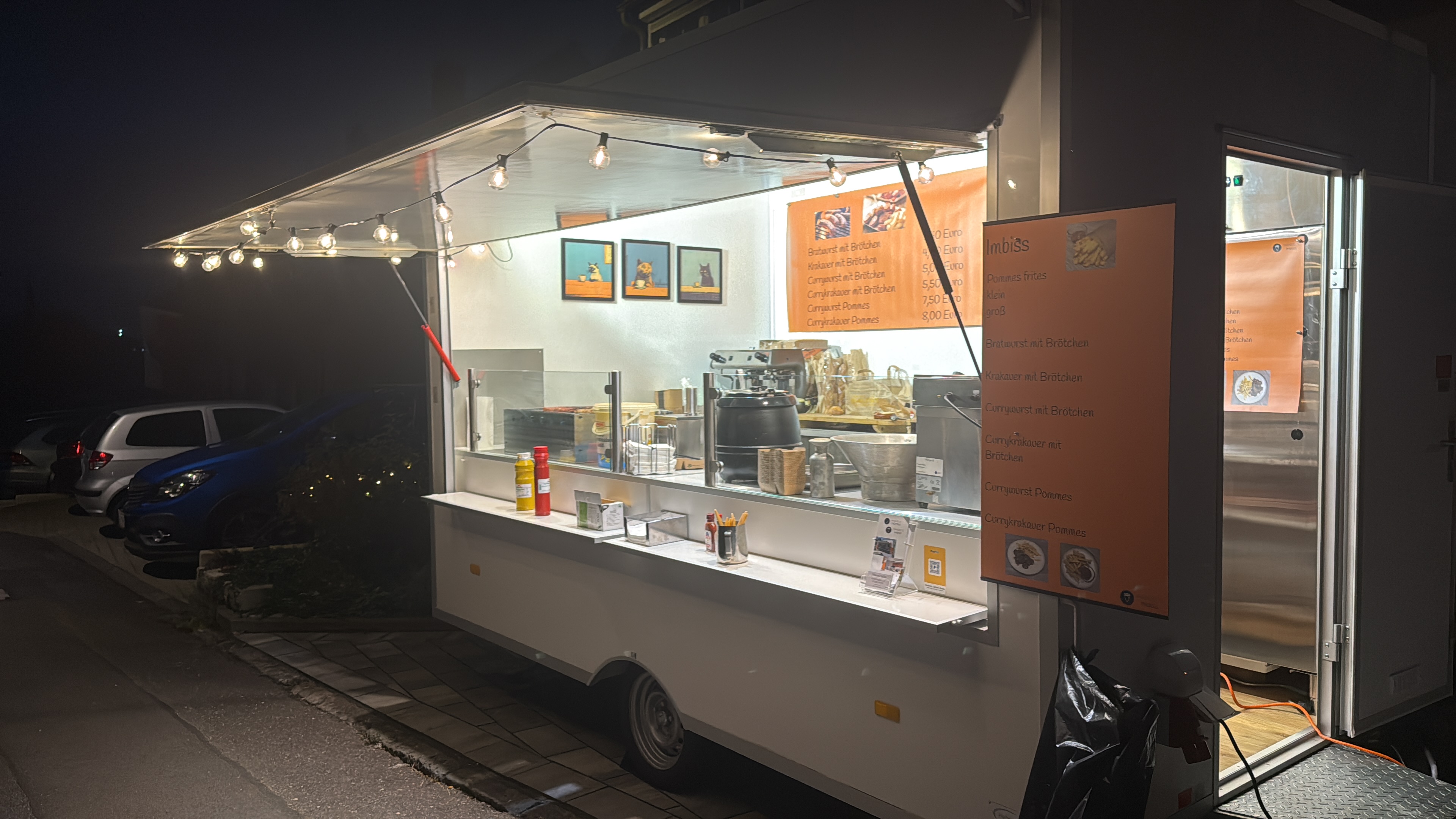 Imbiss bei Nacht mit Speisekarte